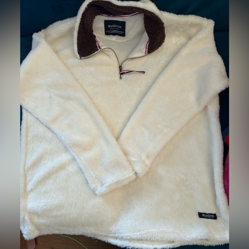 Fluffy Pullover 🆕 Ruidiya Size M Unisex